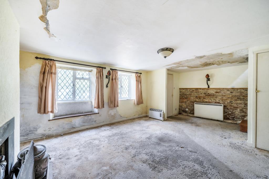 Lot: 156 - END-TERRACE COTTAGE FOR IMPROVEMENT - Living room with traditional features